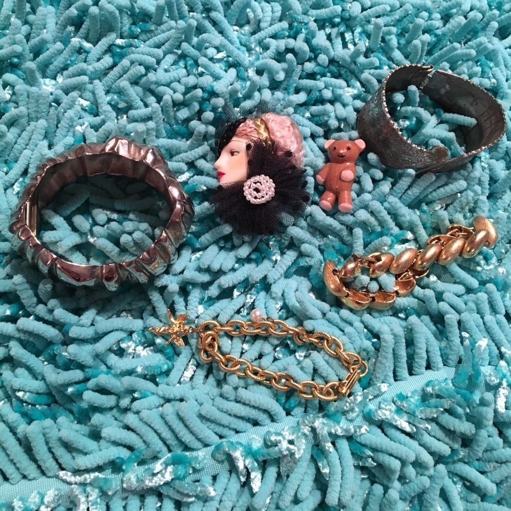 Bundle of fashion jewelry